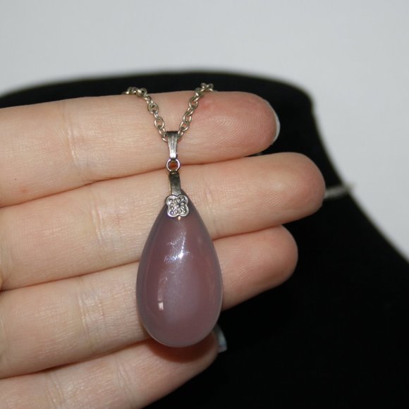Pretty silver necklace with stone pendant 16"